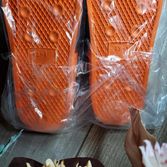 NWT NASA Unisex Kids Slide Sandals Size 13-1 Orange Black - Picture 7 of 7